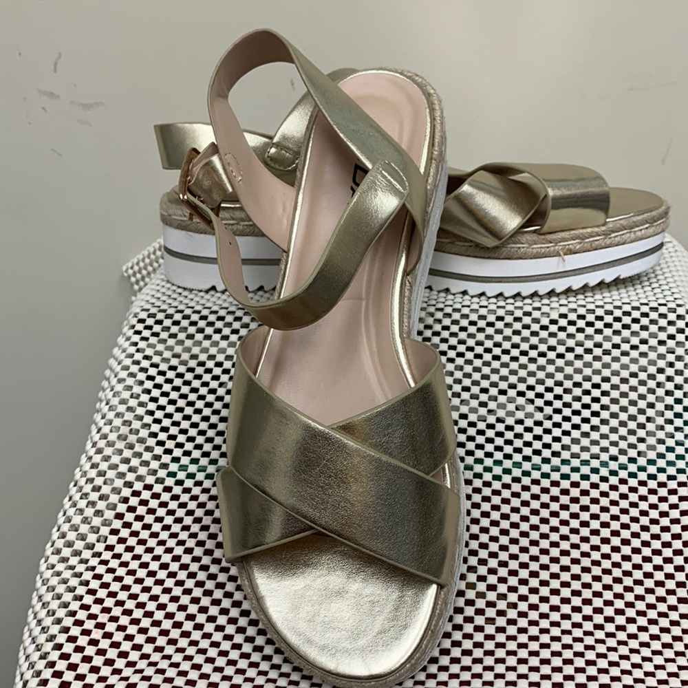 Soda size 10 gold sandals